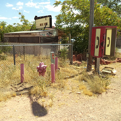 Clôture, borne fontaine et téléphone / Fence, hydrant and phone booth