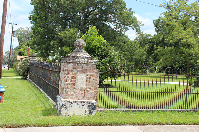 HAPPY FENCE FRIDAY, FRIENDS.... enjoy your Fri and Halloween Weekend !! :)