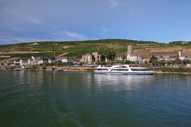 Rüdesheim - Das Schiff "Boppard", die "Brömserburg" und die "Boosenburg"