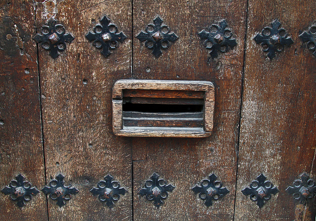 Porte ancienne avec fente à courrier . .