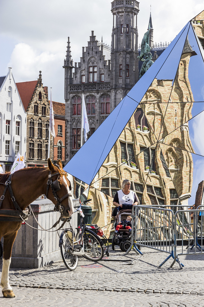 08 Grote Markt horse and sculpture 2