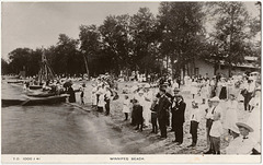 WB0077 WPG BEACH - WINNIPEG BEACH (CROWD STANDING AT SHORELINE)