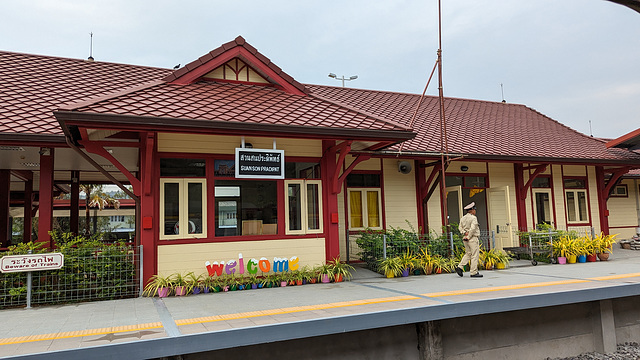 Scène de gare thaïlandaise / Thai railway station scenery