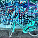 Graffiti und kaputtes Fahrrad in Türkis