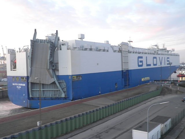 Glovis Courage bei Ausschleusung in Bremerhaven