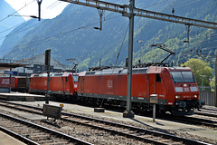 Zwei E-Loks der Baureihe 185 im Bahnhof Flüelen