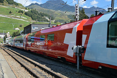 Weltbekannt der Galcier-Express von Zermatt nach Davos, hier im Bahnhof Andermatt