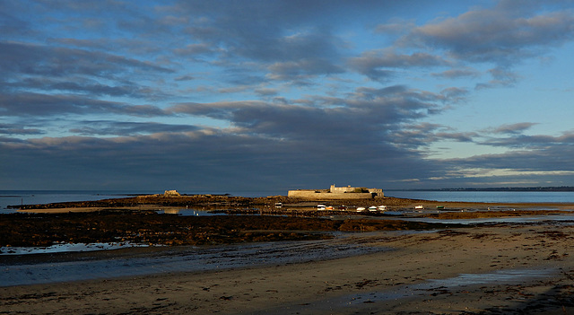 le fort bloqué aux couleurs du matin, la mer s'en est allée, mais elle reviendra