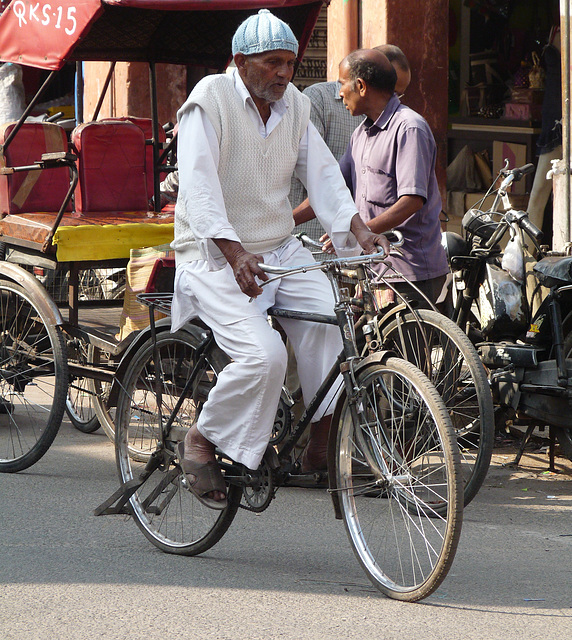 Jaipur- Bapu Bazar- White-suited Cyclist