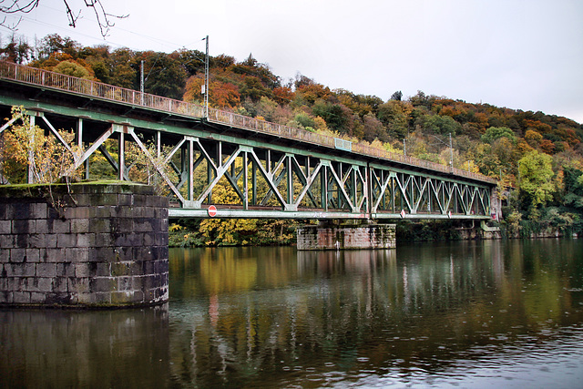 Eisenbahnbrücke der Ruhrtalbahn über dem Kettwiger Stausee (Essen-Kettwig) / 1.11.2023