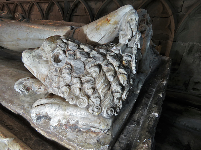 norbury church, derbs (47)lion on tomb of sir ralph fitzherbert +1483