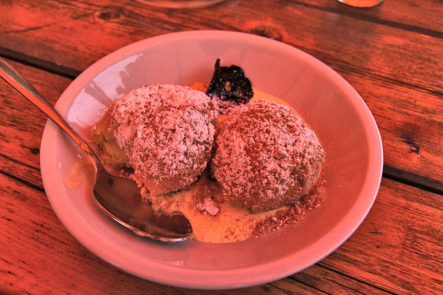 Marillenknödel mit Vanillesoße