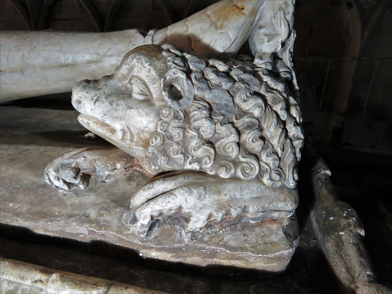 norbury church, derbs (46)lion on tomb of sir ralph fitzherbert +1483