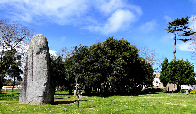 Avrillé - Menhir du Camp de César