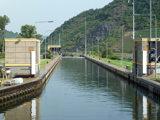 Einfahrt in die Moselschleuse Lehmen