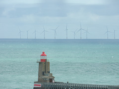 Le parc éolien et l’entrée du port de Fécamp (76) ,  vue depuis le haut du musée des Pêcheries.