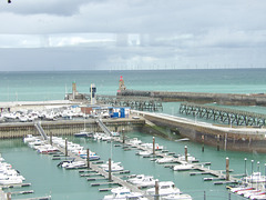 Le parc éolien et l’entrée du port de Fécamp (76) , vue depuis le haut du musée des Pêcheries.