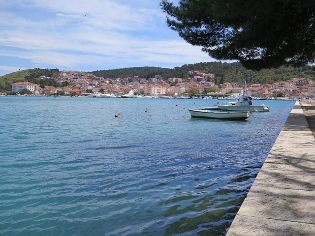 Trogir : vue sur la côte de l'île de Čiovo.