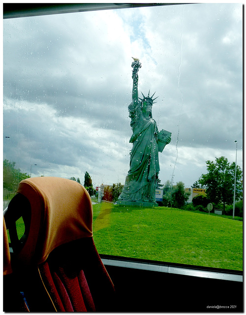 Statua della Libertà sotto la pioggia