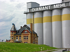 Firmengründer-Villa und Silos