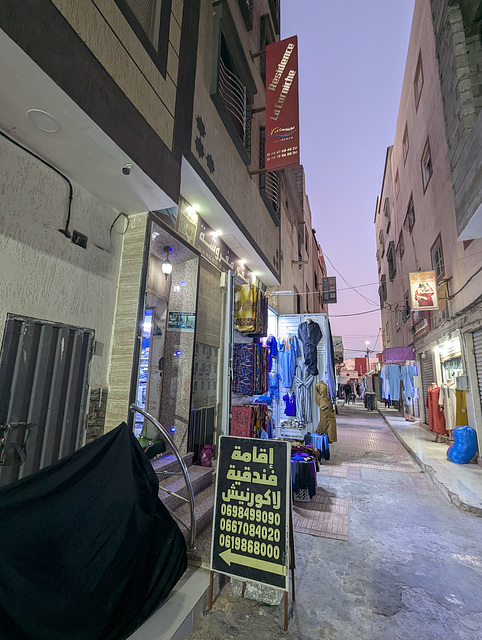 Ruelles commerciales et étroites du Sahara