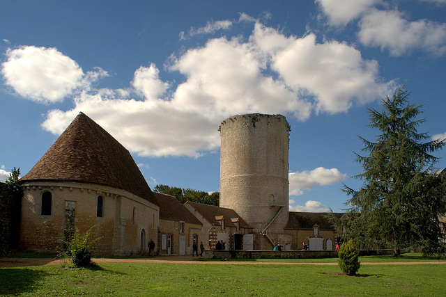 Dans la cour du château d'Alluyes