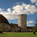 Dans la cour du château d'Alluyes