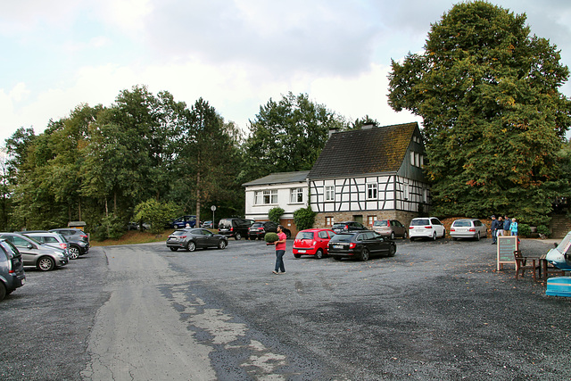 Parkplatz vor dem Berger Hof (Hattingen-Elfringhausen) / 25.08.2018