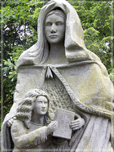 Santaz Anna , Sainte Anna , dans la vallée des saints à Carnoët (22)