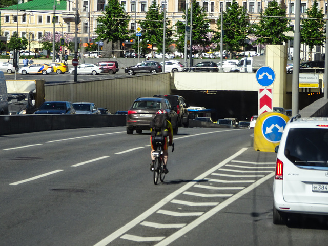 In Moskau gibt es eine eigene Tunnelspur nur für Radfahrer....