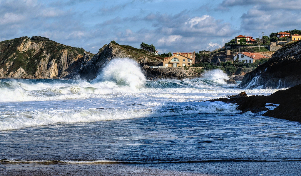 Viento del nordeste en la playa de Comillas. Cantabria.