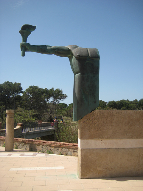 Skulptur am Küstenwanderweg in L`Escala.