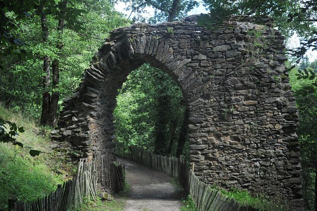 Porte de l'enceinte du haut-castrum de Chalucet