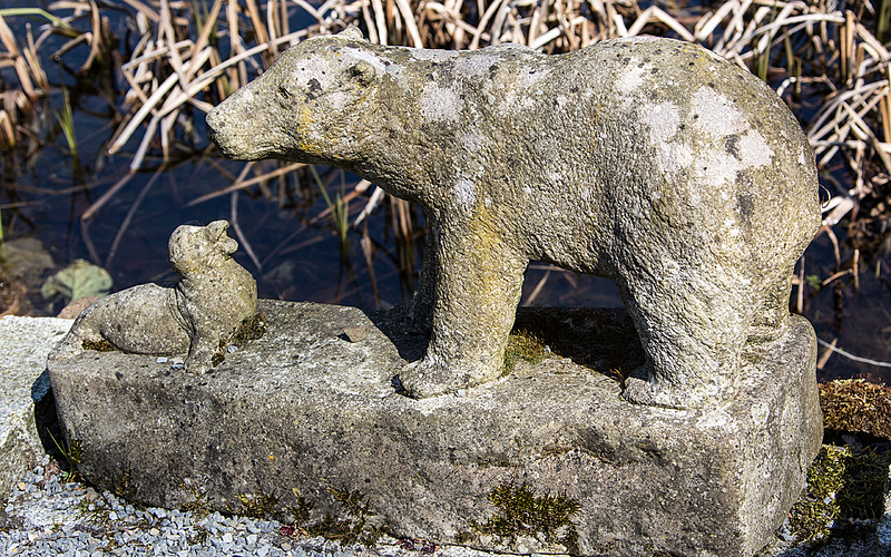 20150419 7677VRAw [D~SHG] Robbe +Eisbär, Skulptur, Paschenburg/Pagenburg, Rinteln, Schaumburg