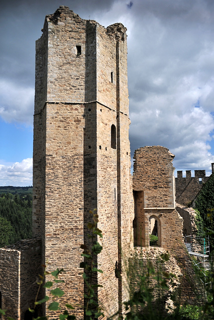 Donjon du haut castrum de Chalucet