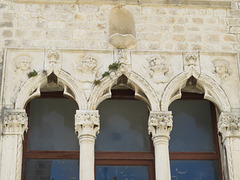 Figures aux fenêtres du palais Cipiko.