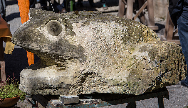 20150419 7681VRAw [D~SHG] Frosch, Skulptur, Paschenburg/Pagenburg, Rinteln, Schaumburg