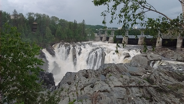 Saut géant d'eau maritime