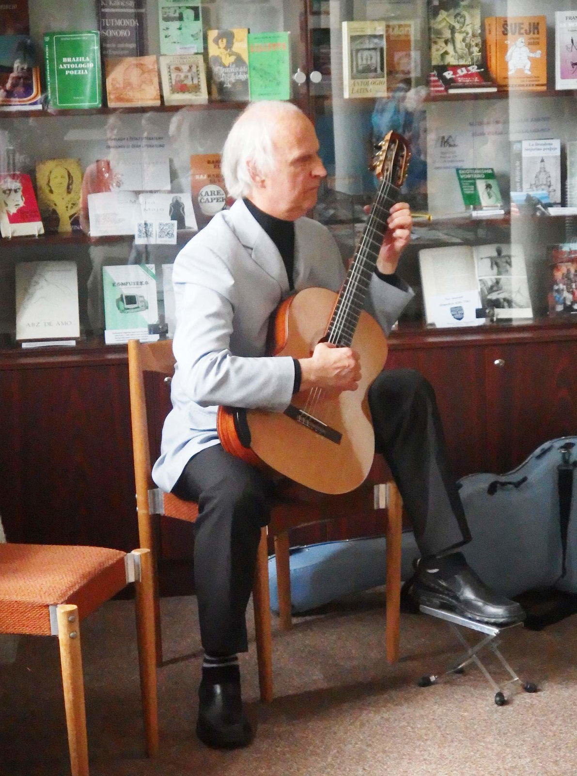 Jiří Jelínek, membro de Sekcio de nevidantoj de ĈEA muzike kontribuas al la inaŭguro