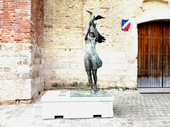 La sculpture , sur le parvis de l'entrepôt des sels à Saint Valery-sur-Somme , baptisée "Des ailes pour Voler " La sculpture , sur le parvis de l'entrepôt des sels à Saint Valery-sur-Somme , baptisée "Des ailes pour Voler "