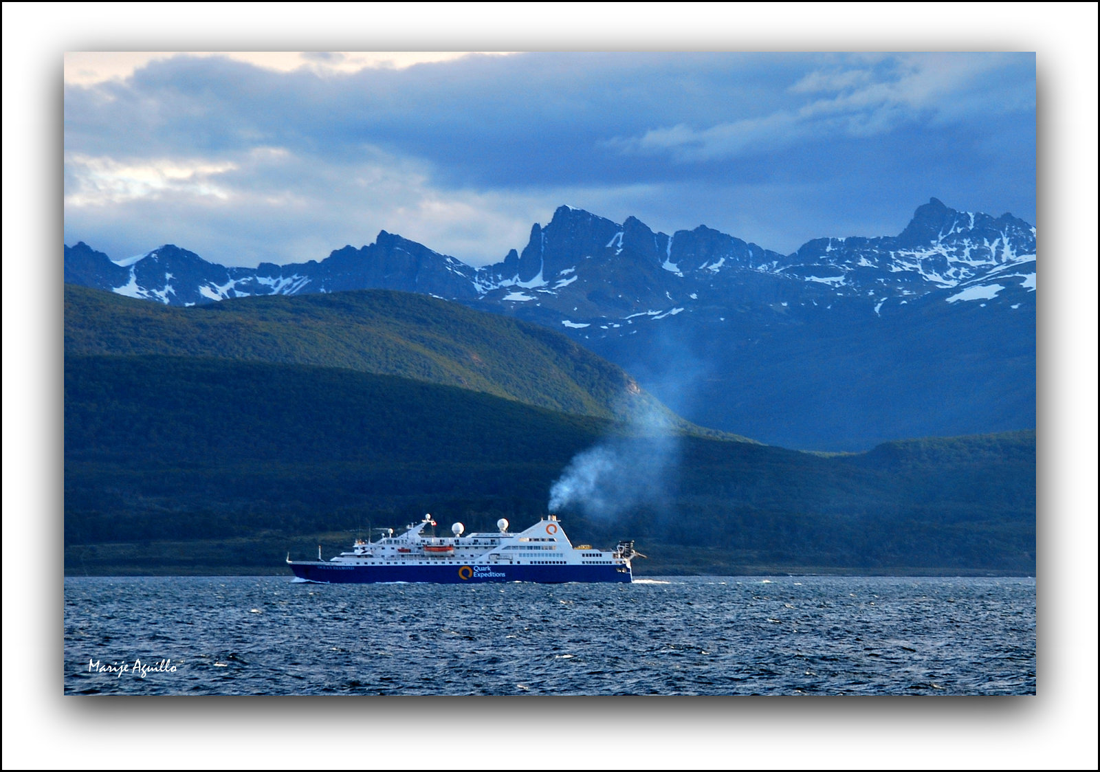 Barco de National Geographic en el canal Beagle