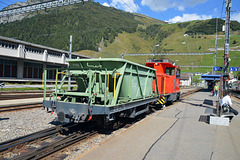 Ein Schienentraktor der Matterhorn-Gotthardbahn in Andermatt