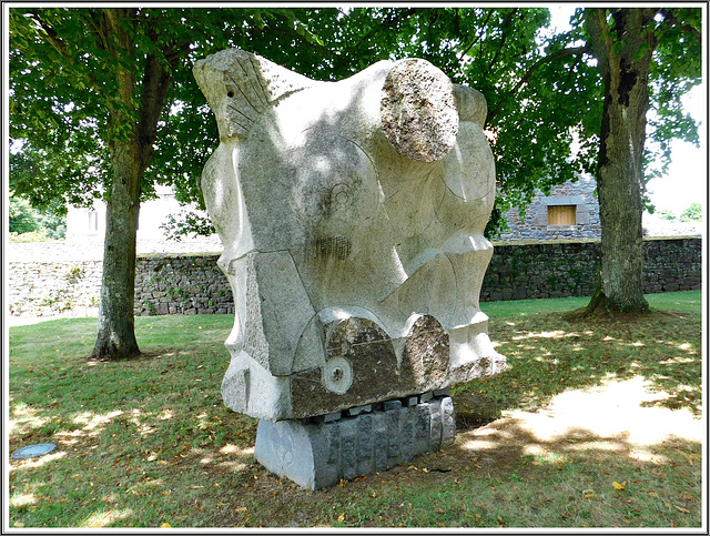 Le soleil noir: sculpture au jardin de Lanhelin en Bretagne