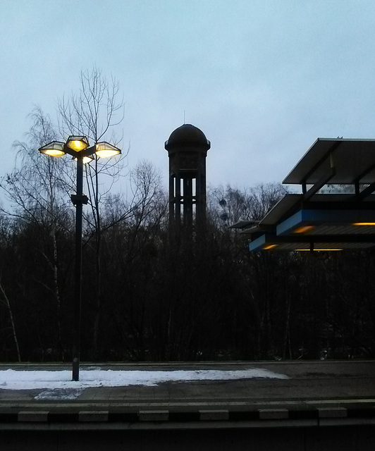 S-Bahnhof Priesterweg mit Blick auf Wasserturm im Narurpark Schöneberger Südgelände
