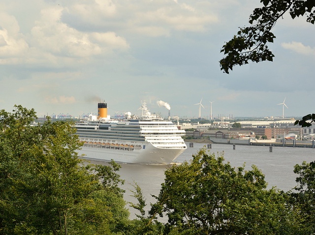 Kreuzfahrer verlässt Hamburg - Cruiser leaving Hamburg