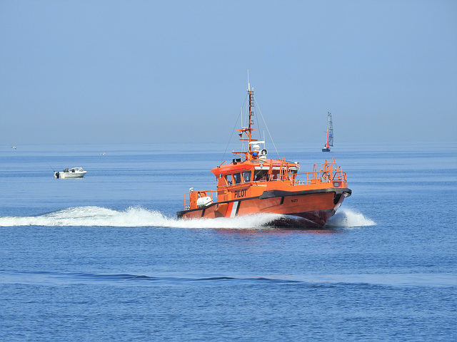 Lotsenboot vor Warnemünde