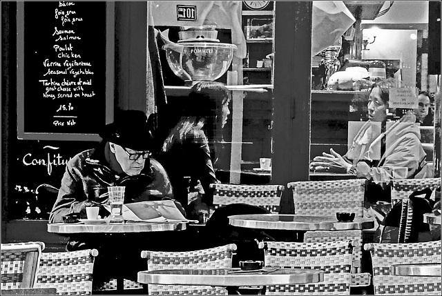 Café, verre d'eau et journal... A la terrasse !