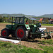 Traktor (Fendt Favorit 611 S) mit Maschine zur Bodenbearbeitung