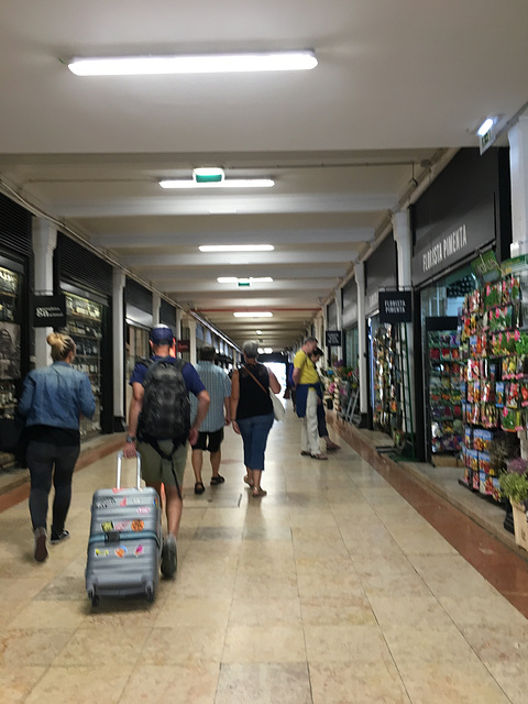 le vieux marché , transformé en cantine à touristes !