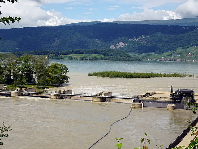 Das Aare Stauwehr bei Hagneck, beim Einfluss in den Bielersee Das Aare Stauwehr bei Hagneck, beim Einfluss in den Bielersee